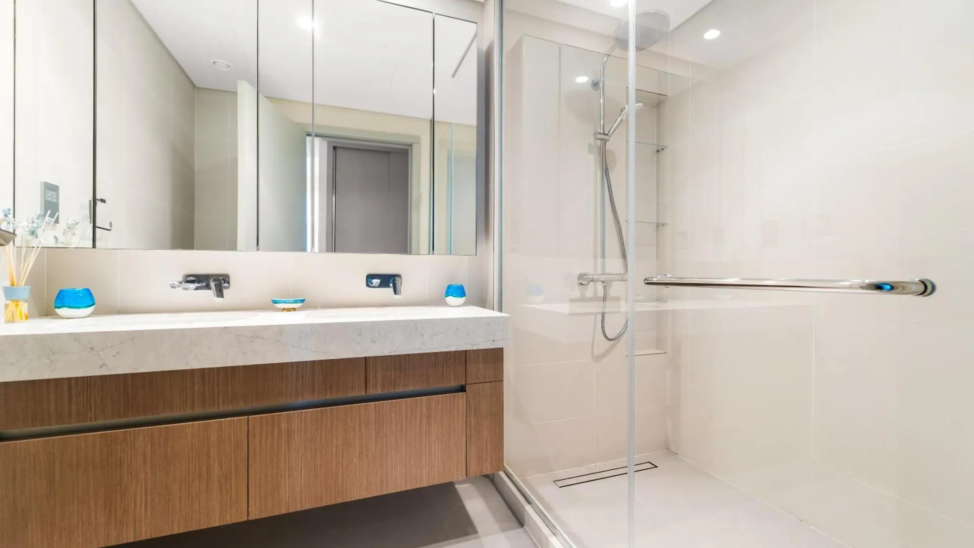 Luxury Stay Emaar Beachfront Beach Isle 1 Dubai Apartment